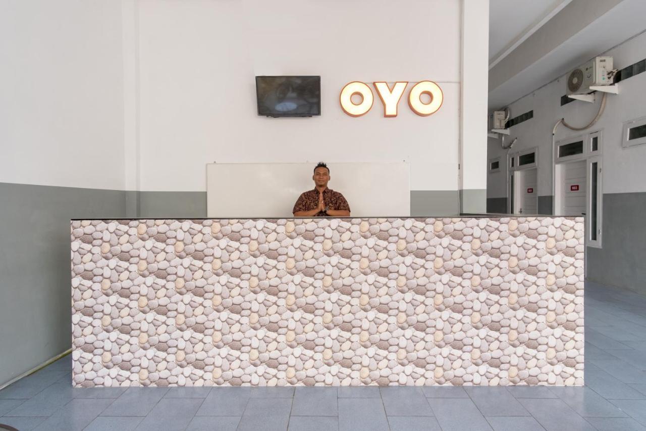 Oyo 447 Hutasimo Residence Medan Exterior photo